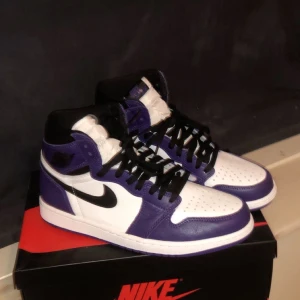 Air Jordan 1 High court purple - Hej! Säljer ett par jordans i modellen court purple i storlek 43. Skorna köptes nya från hemsidan goat för 4500kr Cond 9/10 Originalbox medföljer samt två original skosnören( svarta/ rosa ) Hör av er vid intresse eller frågor! 