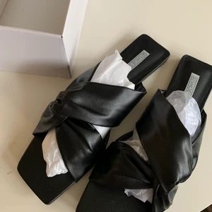 Tofflor - Säljer dessa fina tofflor! Passar storlek 39. Dom är aldrig använda utan bara testade en gång. Man kan få med kartongen om man skulle vilja de!