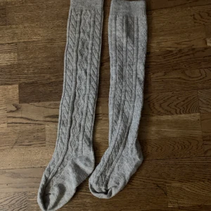 Strumpor H&M - Superfina höga strumpor, passar perfekt till jul, vinter/höst, har kanske använt de en gång annars ligger de bara i garderoben! Är öppen för prisförslag, kan mötas upp i Stockholm och det är bara att skriva för fler bilder:) 