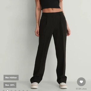 Svarta kostymbyxor - Svarta kostymbyxor från NA-KD i storlek 36. Köpta i vintras men köpt nya så sällan använda. I princip nyskick. Frakt på 62 kr tillkommer.