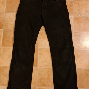 MANCHESTERBYXOR MED LEDIG PASSFORM - MANCHESTERBYXOR MED LEDIG PASSFORM FÄRG: Svart  STORLEK: 28  Använd 2-3 gånger det ser ut nästan i nyskick!  Kommer från ett Rökfritt och Djurfritt hem  Hämtas i Karlstad eller kan skickas om köparen står för frakt