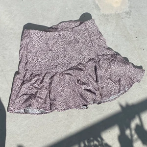 H&M kjol - Rosa/lila kjol från H&M med svart mönster 🫶🏼 