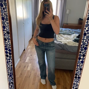 Low waist levis jeans - Skit najs lågmidjade levis jeans i storlek W33 L32 men passar mig som är 167 och brukar ha storlek 38. Toppenskick! Fraktar spårbart för 59kr💕💕