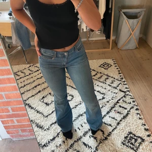 Bootcut jeans  - Blå bootcut jeans från dr denim❤️‍🔥 de har en mellan hög midja och perfekt längd för mig som är 165cm❤️‍🔥 Säljer pga att jag har andra par❤️‍🔥 de är sparsamt använda och har inga defekter❤️‍🔥 hör av er för fler bilder eller frågor🥰 pris kan diskuteras 