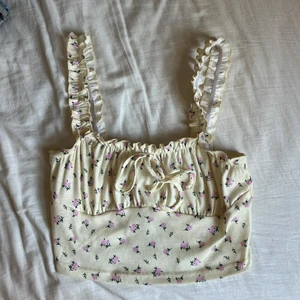 Söt topp - Söt topp från Shein. Lite liten för mig och används ej så därför säljer jag💓