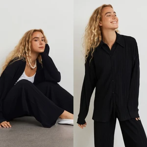 Gina Tricot plisserat set S/XS - Svart set från Gina, säljs ej separat. Skjortan(nella) är i S och byxorna(Sissi) är i XS, byxorna är i den vanliga längden och INTE petite modellen. Aldrig använt, utan defekter/anmärkningar. Köparen står för frakt som tillkommer på 66kr spårbart. 