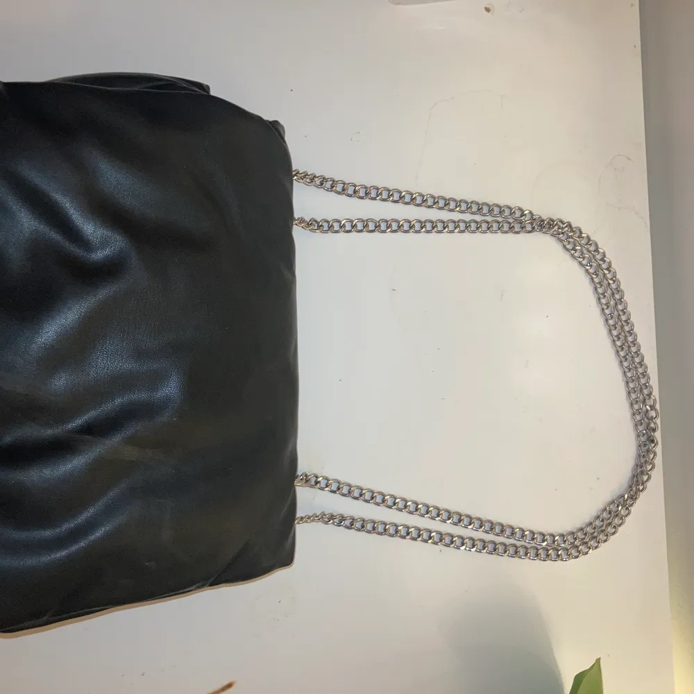 Snygg svart väska från HM, som jag inte använder längre. Får plats med mycket saker. Är axelväska och ”handväska”. Bra kvalité. Pris kan diskuteras!💕. Väskor.