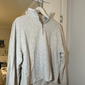 Zip tröja  - Grå zip tröja som inte används längre💕
