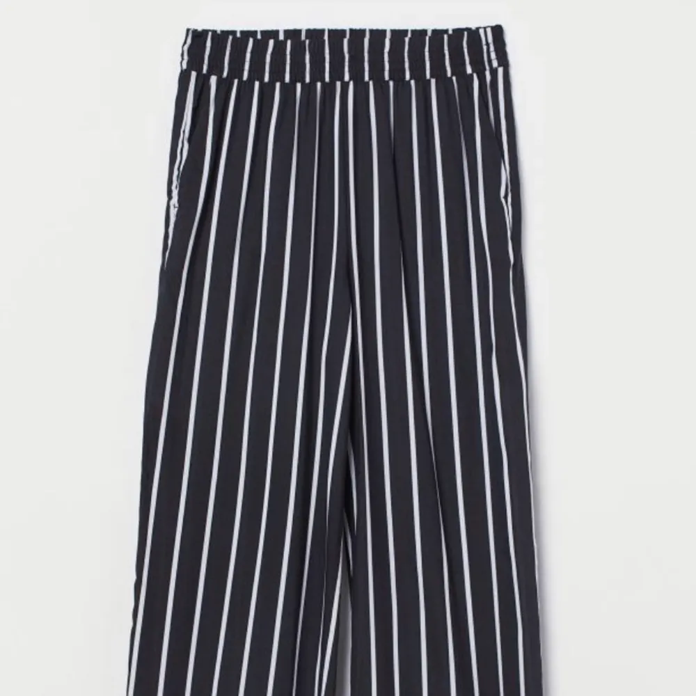 Vida och svart o vit randiga byxor från hm med stretchigt resårband i midjan☺️ Så skönt material!. Jeans & Byxor.