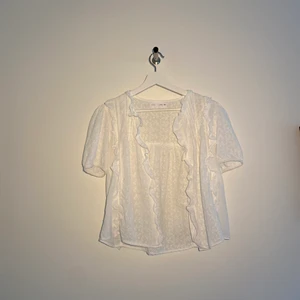 Blus - En vit blus från zara som aldrig är använd🤍Köpt på barnavdelningen så storlek 152🤍Skriv om ni har frågor eller undrar något vet inte hur mycke frakt kostar🤍