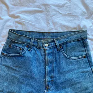 Newcastle bm&co jeans, straight leg, w28 L36. Lite fläckig vid basen av benen