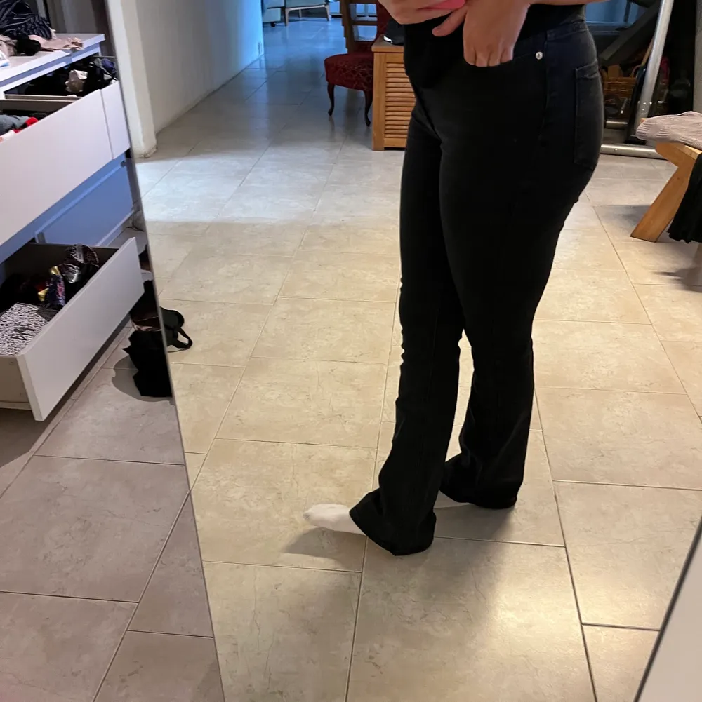 Svarta Bootcut från zara i bra skick. Säljer för att det är för små för mig❤️. Jeans & Byxor.