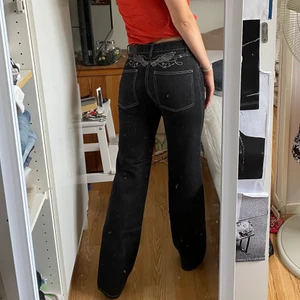 Jeans med tryck  - Köpta second hand, säljer då dem tyvärr blivit för små. Inte så stretchiga. Skriv för mer information🤍