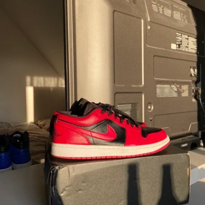 Jordan 1 low reverse bred - Ett par Air Jordan 1 low Reverse Bred i strl 43. Skick: 9/10, endast använd ett fåtal gånger. Säljs pga att de inte används! 