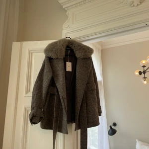 Ny meotin kappa - Säljer min superfina jacka från Meotine då jag köpte två stycken. Helt ny med alla lappar kvar!! Nypris är 4100kr. Buda från 2000kr. Kan mötas i stan eller frakta spårbart. Köp direkt för 2500kr❤️❤️❤️