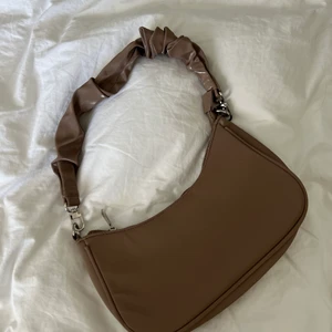 Väska  - Beige/brun väsk från gina. Använd 3x. 