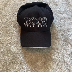 Hugo Boss Keps - Säljer fin Hugo Boss keps. Bra skick. Inte använd på länge.