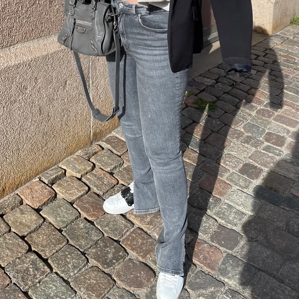 Tänkte sälja dessa fina jeans med slits från zara. Finns lite slitningar längs ner på byxan då dom är ganska långa, men inget man tänker på (se bild 3). . Jeans & Byxor.