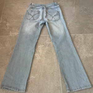 Gulliga lågmidjade jeans💞 - Urgulliga lågmidjade jeans med fina detaljer på backfikorna⚡️Perfekta nu till skolstarten💘Skriv vid intresse eller frågor💖