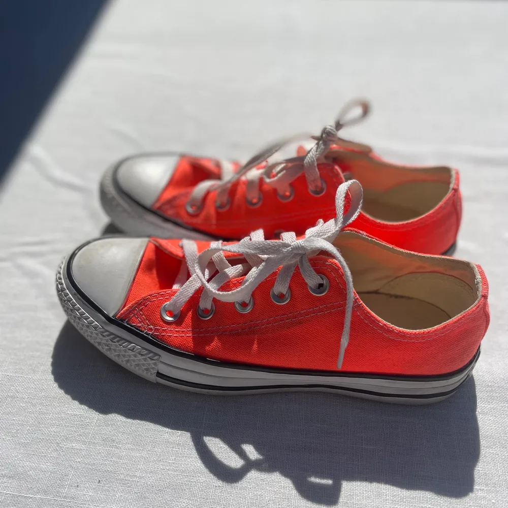 Supercoola lysfärgade converse😎👌🥰säljer dom för att dom inte kommer till användning längre (skorna är hela och fina men är lite smutsiga vilket går att tvätta bort)🤩köpen står för frakt. Skor.