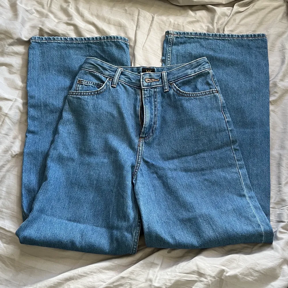 Jätte fina Lee jeans i bra skick. Smala och höga i midjan med långa, utsvängda ben. De passar som XS. Midjemått 63, innerbenslängd 78.  Köparen står för frakt 66kr spårbar. . Jeans & Byxor.