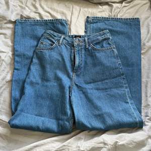 Jätte fina Lee jeans i bra skick. Smala och höga i midjan med långa, utsvängda ben. De passar som XS. Midjemått 63, innerbenslängd 78.  Köparen står för frakt 66kr spårbar. 