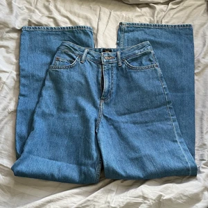 Lee jeans - Jätte fina Lee jeans i bra skick. Smala och höga i midjan med långa, utsvängda ben. De passar som XS. Midjemått 63, innerbenslängd 78.  Köparen står för frakt 66kr spårbar. 