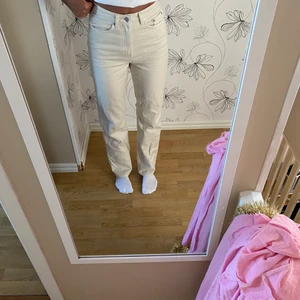 Weekday jeans, 26/32 - Jag säljer dessa högmidjade beigea jeans från weekday💕 Dom är endast använda en gång så dom är i jättebra skick💕 Jag säljer dom för att storleken i midjan inte passa mig…💕längden på dom är dock bra, jag är 172 cm💕