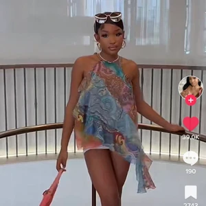 Zara VOLANGTOPP MED PATCHWORK - Helt ny topp från Zara med prislapp på. Väldigt fin med öppen rygg, trendig och efterfrågad då den är slutsåld överallt. Storlek: S 💕💕 ( lånade bilder från en tiktok med samma topp)  Kan mötas upp i Stockholm eller frakta, köparen står för frakten 😊