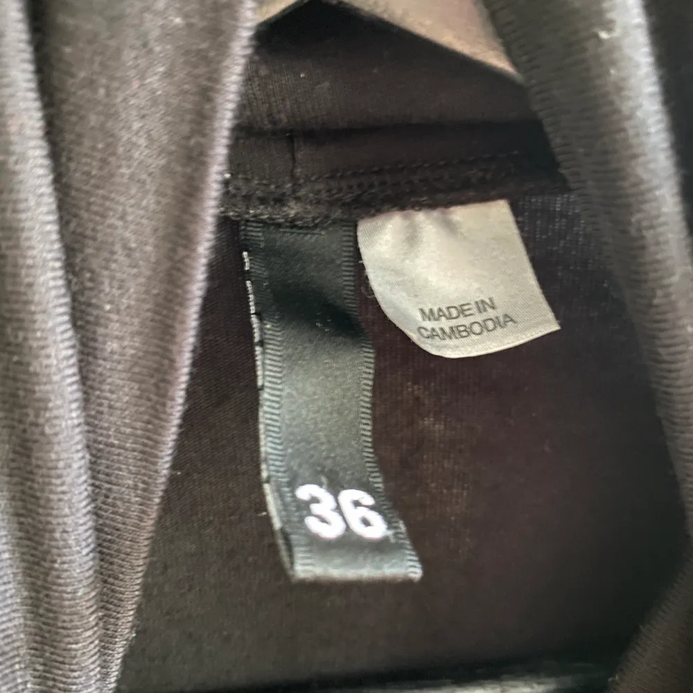 En långärmad tröja med hög hals i svart från hm. Storlek 36/S.. Tröjor & Koftor.