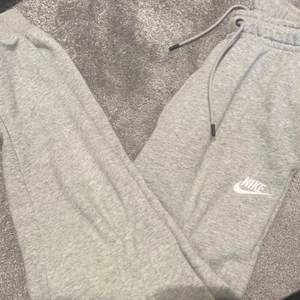 Nike sweatpants - Som nya och använda ca 5 gånger, säljer då dom inte kom till användning ❤️är i storlek xs och nypris 400kr :) fritt fram med frågor!
