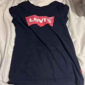Levis - Säljer denna sjukt snygga tröjan från levis❤️