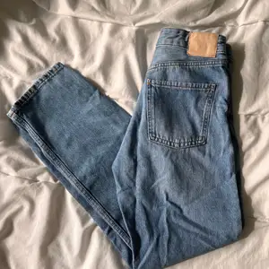 Jeans från Zara, använda 2 gånger. Girlfriend modell, mellanblå i färgen. Strl 34. 