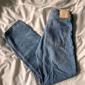 Zarajeans strl 34 - Jeans från Zara, använda 2 gånger. Girlfriend modell, mellanblå i färgen. Strl 34. 