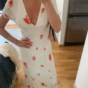 Blommig långklänning från zara. Strl S - Drömmig långklänning från zara i strl S. Använd 1 gång. 