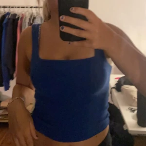 Topp från zara - Jätte snyggt linne från zara!! Jätte fin färg och köpt förra sommaren. Inga skador eller liknande. 