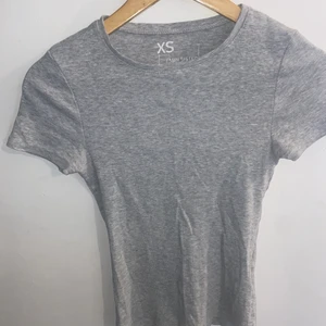 Basic T-Shirt - Basic grå tshirt i ljusgrå färg. Använt 2 gånger den är i bra skick. Den är tyvärr i fel storlek för mig💗