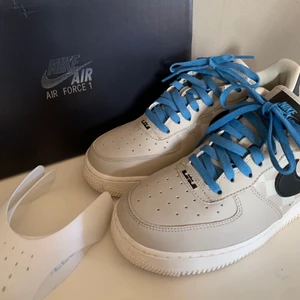 Nike Air Force 1 Lebron James Strive For Greatness - Limited edition sko. Svåra att få tag på! Sålde slut på ”nolltid”. Använda vid 2 tillfällen ( så så gott som oanvända).