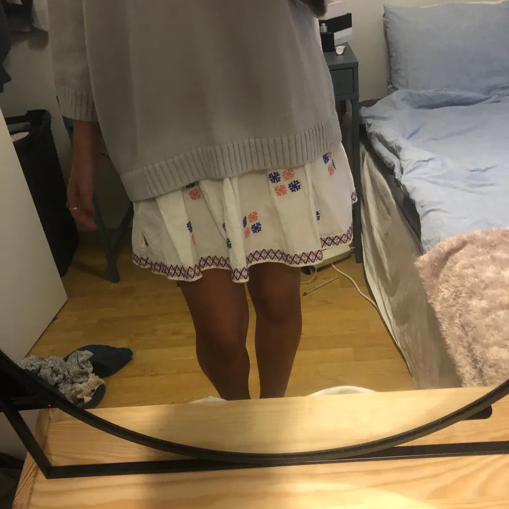 Den fiiiiinaste vita kjolen från bymalina med väldigt unikt mönster! Köpt på arkivet tidigare för 450 kr och använd sparsamt!! ❤️. Kjolar.