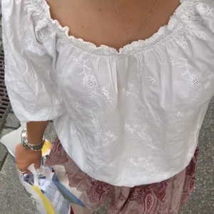 Vit blus - Så fin vit blus. Vet inte vart den är ifrån men den är i bra skick o inte anvönd alls många gånger💕💕 på bilderna har jag dragit upp ärmarna lite, de går nästan ända ner till handleden annars!