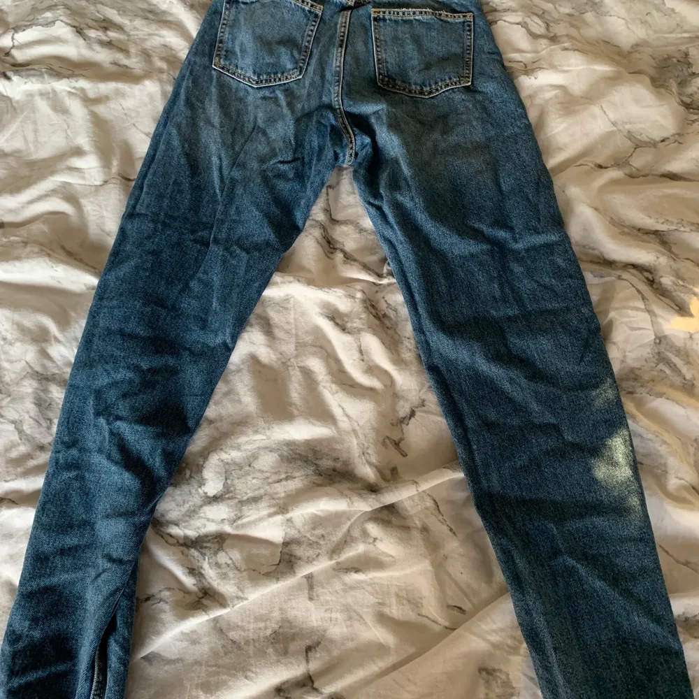 Mom jeans från lager 157. Bra skick, slitningar längst ned. Kan skickas😊. Jeans & Byxor.