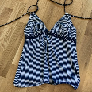 randig topp  - Fin halterneck topp från secondhand, den är i typ ”badkläder material” men inget man direkt tänker på, stretchig