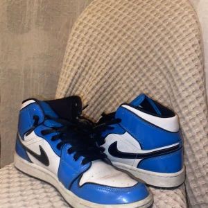 Jordan 1  - Jag säljer mina jordans då jag köpte fel storlek, dom är strl 40,5 så dom är alldeles för stora men dom är som 39,5 - 40 🙂🙂🙂🙂 jag köpte dom flr 1850, mitt pris 900kr + frakt ❤️