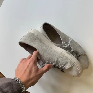 William Strouch  - Säljer ett par William Strouch skor i storlek 43. Fint skick! Kostar 1500kr nya. Tänker typ 300kr