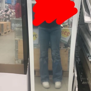 never denim boot flare 510 strl 30/38 - jag säljer mina utsvägda byxor från bikbok pågrund av att dem itne kommer till användning säljer dem för 300kr 360kr inkl frakt byxorna är i strl 30 och längd 31 men dem är som strl 27/28 jag är 168 och dem passar bra