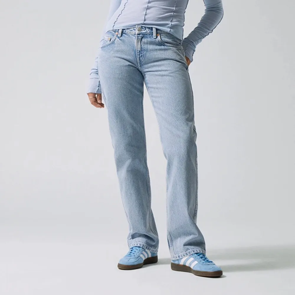 Säljer dessa sjukt snygga jeans från weekday i modellen ”arrow low straight” då jag råkade köpa hem en för stor storlek😕 Tryck ej på köp direkt använder inte funktionen🫶. Jeans & Byxor.