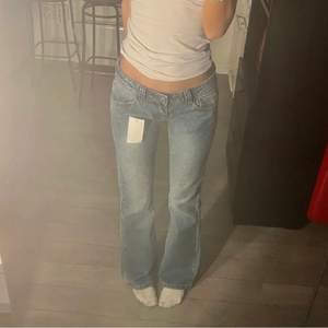 🚨INTE SÅLD🚨Säljer ett par brandy Melville jeans (dem heter ”Kylie jeans” på hemsidan). Jag är ca 158, och dem är ganska stora på mig tyvärr!  INTE SÅLD ÄN!! Första bilden e lånad!