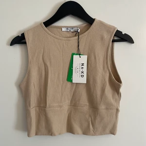 Ny topp - Oanvänd beige topp/linne från NAKD, storlek S, säljs för 65kr 