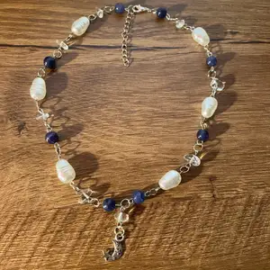 handgjort halsband🫐 gjort av bland annat sötvattenpärlor, blå glaspärlor, kristallaktiga pärlor och en silvrig berlock! bjuder på frakten vid köp av fler smycken från min sida🫶