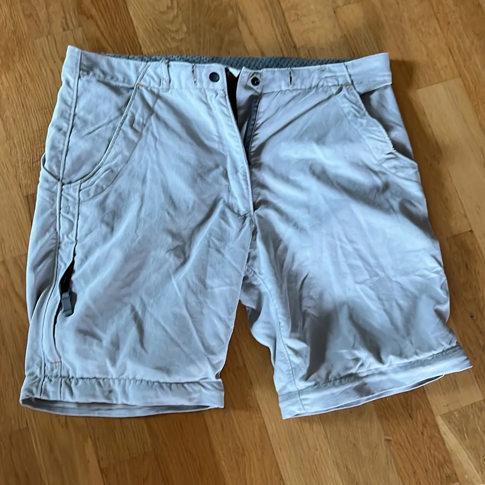 Gråa/beiga baggy byxor från Everest bra skick knappt använda, går att göra till shorts, asssss coola!! Tyvärr lite för långa för mig som är 164, pris kan diskuteras . Jeans & Byxor.